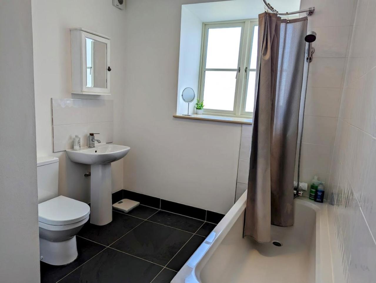 4 Bedroom House, Central Ulverston Ngoại thất bức ảnh